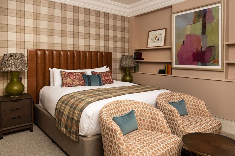 小型套房, The Tophams