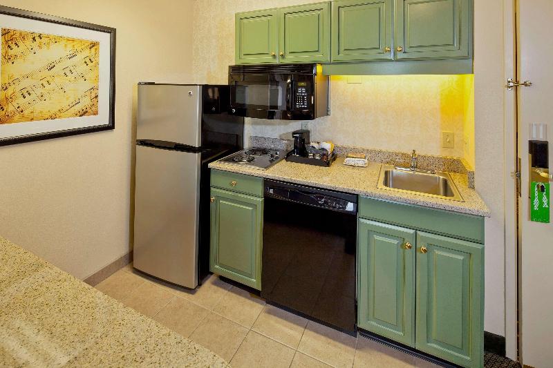 小型套房, The Tophams