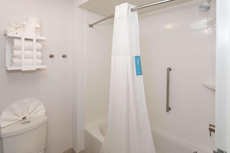 小型套房, The Tophams