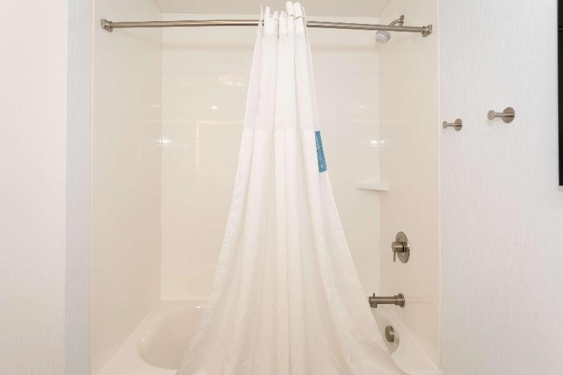 小型套房, The Tophams