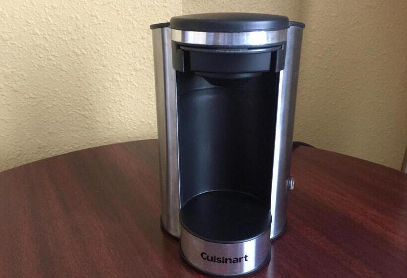 מיטת קינג בסוויטה, Days Inn By Wyndham Airdrie