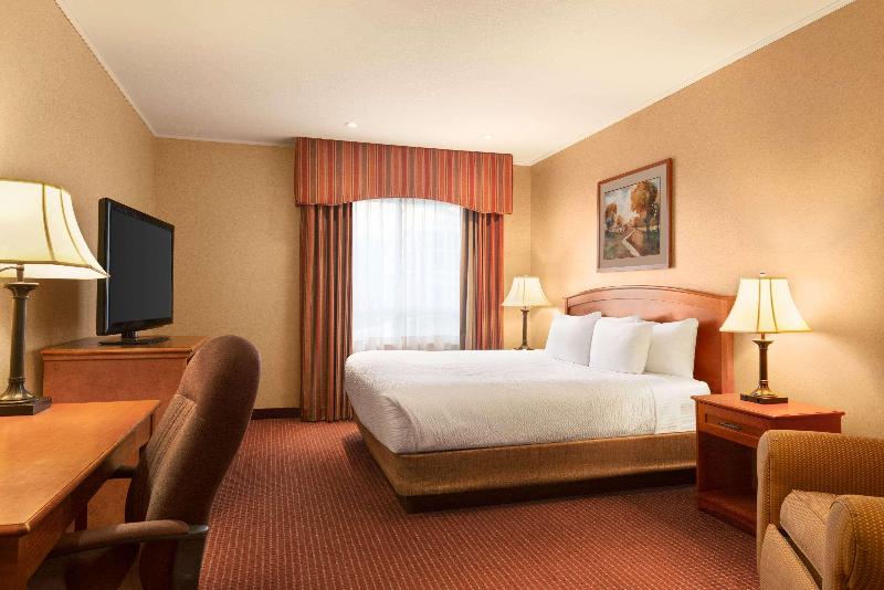 キングサイズベッドのデラックスルーム, Days Inn By Wyndham Swift Current