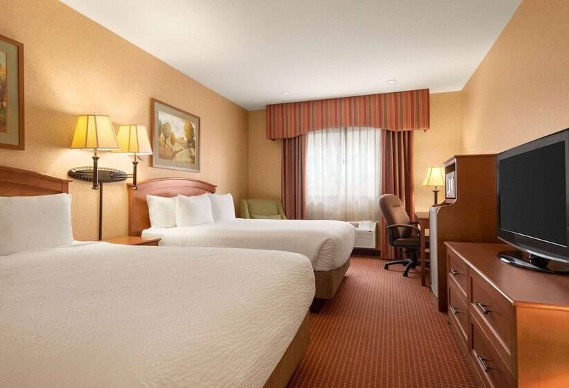 ２ダブルベッドのスタンダードルーム, Days Inn By Wyndham Swift Current