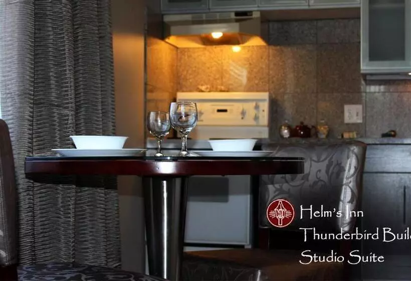 استودیو استاندارد با تخت کینگ, Helm's Inn