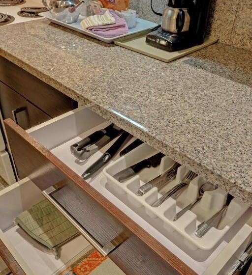 标准工作室, Helm's Inn