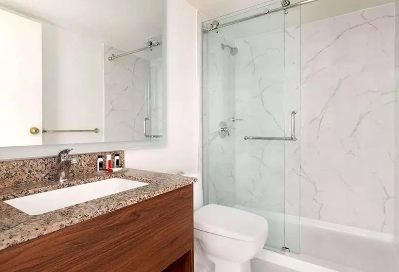 ２ダブルベッドのスタンダードルーム, Ramada By Wyndham Miramichi New Brunswick