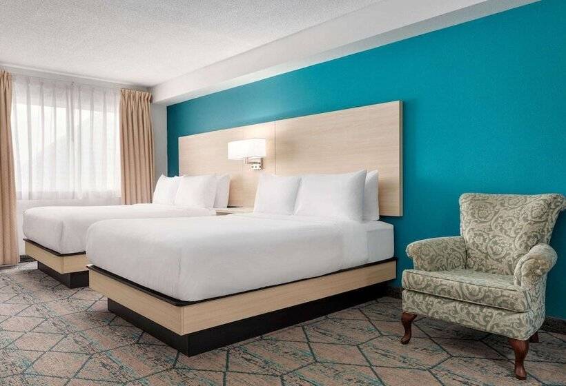 带2个双人床的标准工作室, Ramada By Wyndham Miramichi New Brunswick
