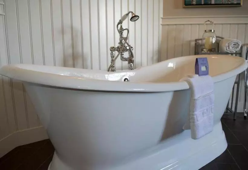 Deluxe Suite King Bed, The Georgetown Inn
