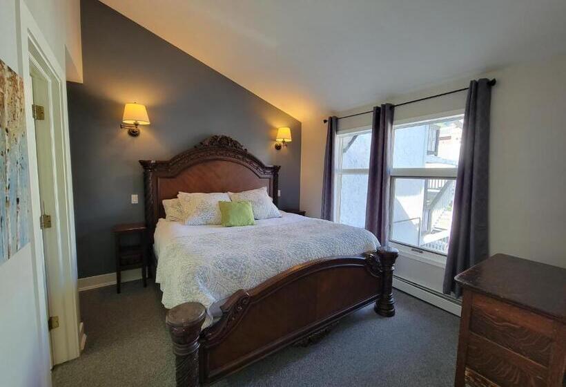 מיטת קינג בסוויטה, The Georgetown Inn