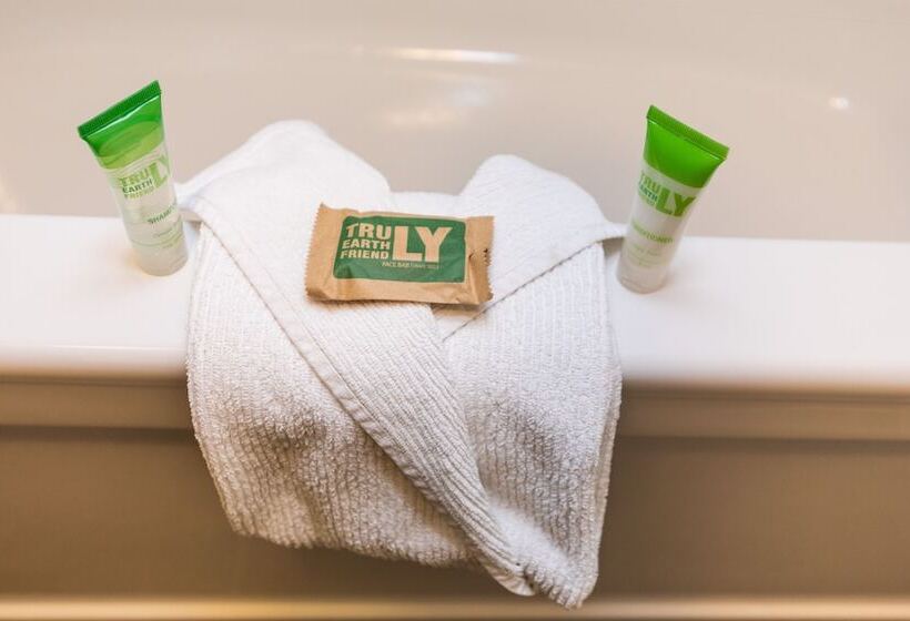 家庭间, Red Tree Lodge