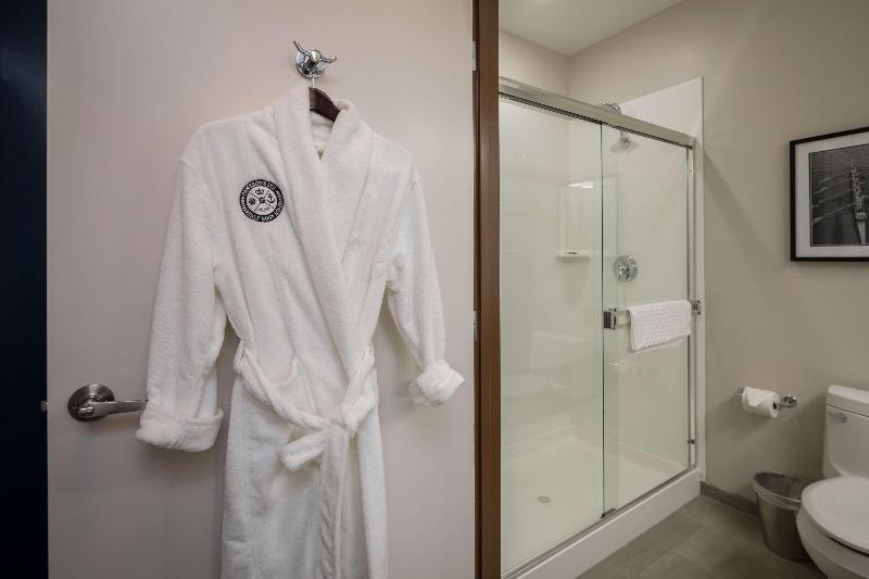 جناح ديلوكس, Rosedale On Robson Suite