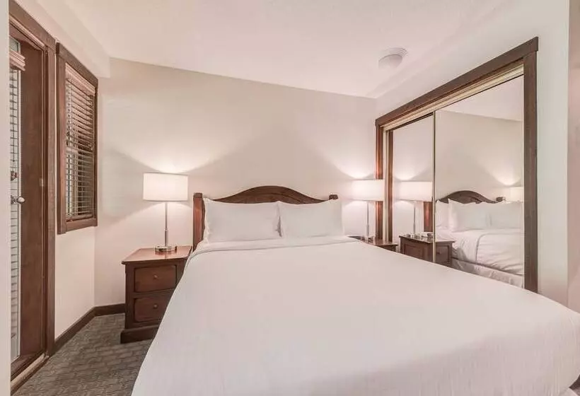 スタンダードスタジオ, Blackcomb Springs Suites By Clique