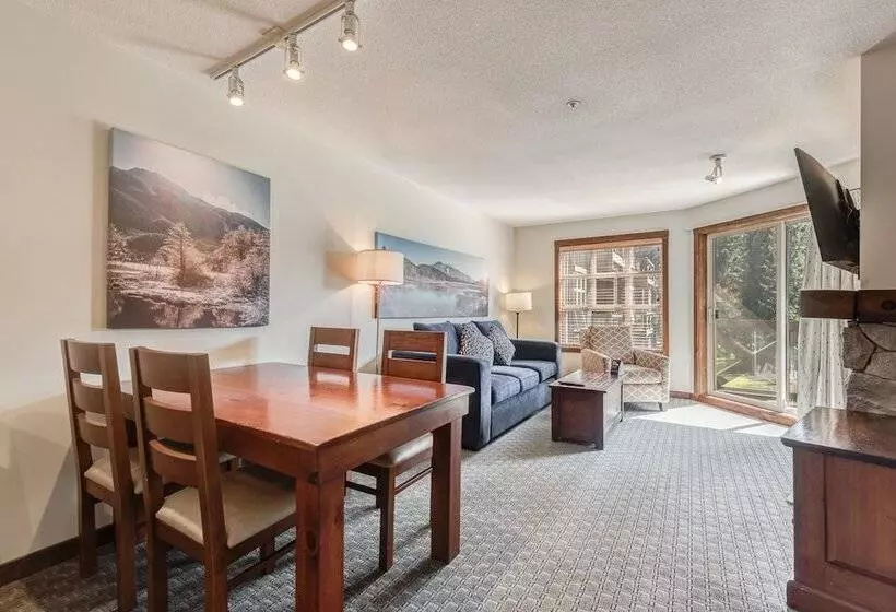 スイート, Blackcomb Springs Suites By Clique