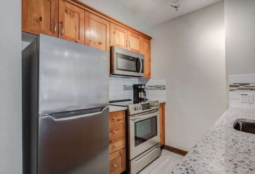 스위트, Blackcomb Springs Suites By Clique