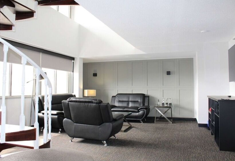 Люкс Премиум, Ramada Plaza By Wyndham Regina Downtown