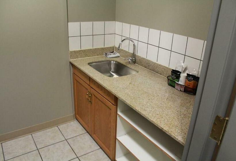 غرفة ديلوكس, Travelodge By Wyndham Edmonton Airport