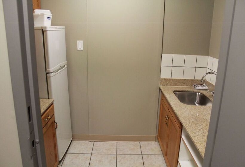 غرفه قياسيه سريرين مزدوجين, Travelodge By Wyndham Edmonton Airport