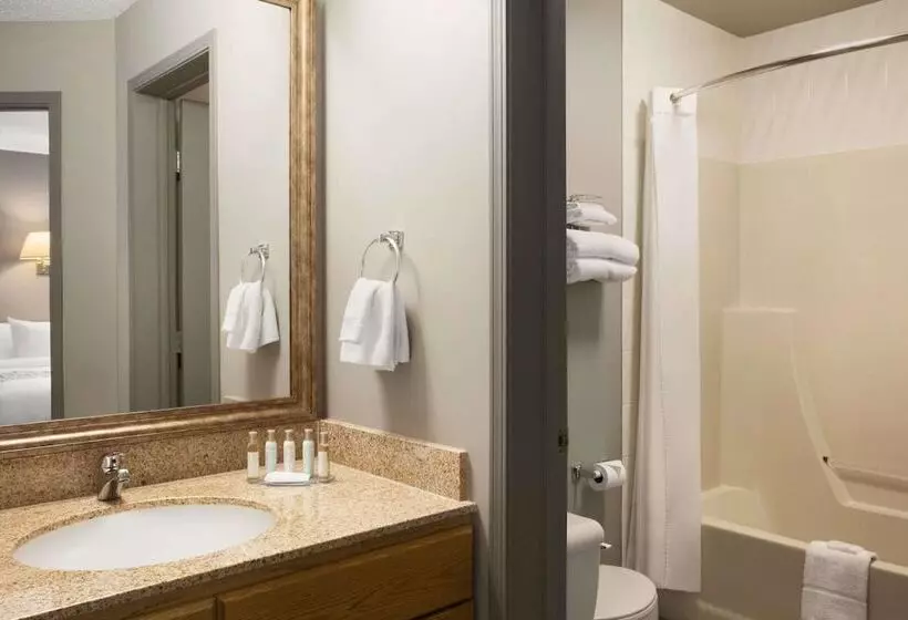 سوییت, Travelodge By Wyndham Edmonton Airport