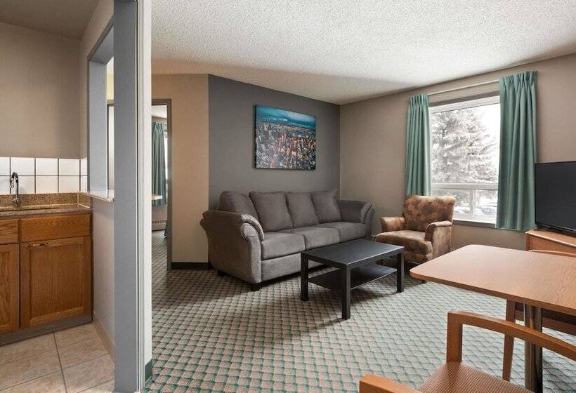 Люкс, Travelodge By Wyndham Edmonton Airport