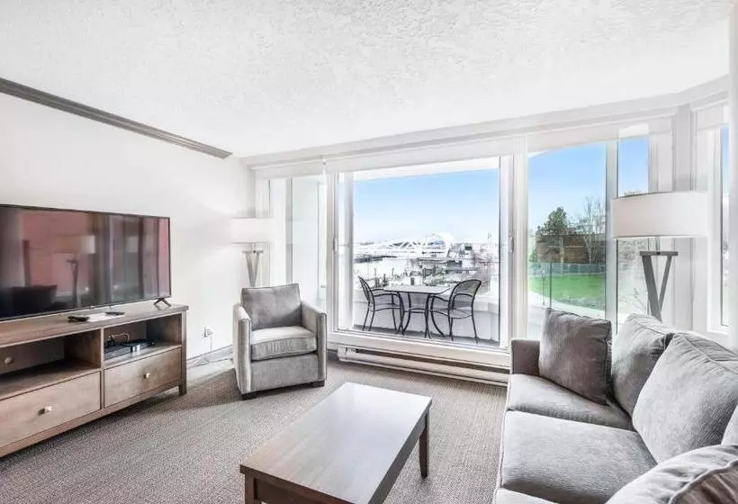 سوئیت با چشم‌انداز, Victoria Regent Waterfront Hotel & Suites