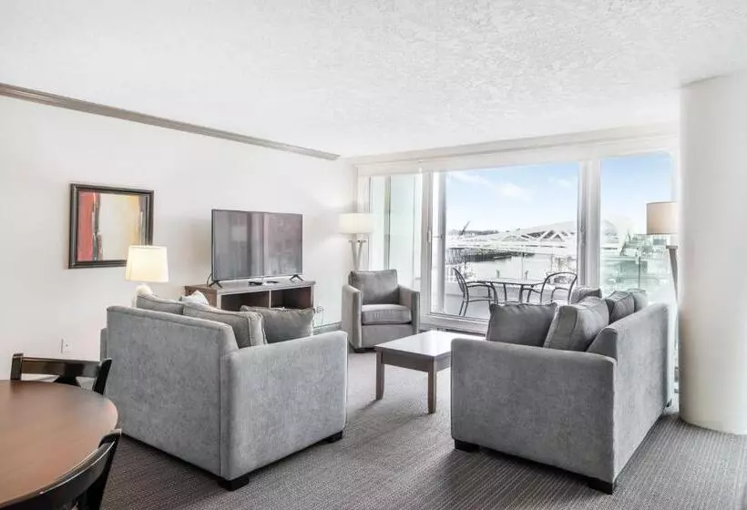 سوئیت با چشم‌انداز, Victoria Regent Waterfront Hotel & Suites