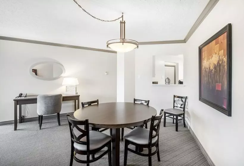 سوئیت با چشم‌انداز, Victoria Regent Waterfront Hotel & Suites