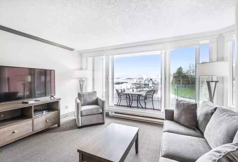 سوئیت با چشم‌انداز, Victoria Regent Waterfront Hotel & Suites