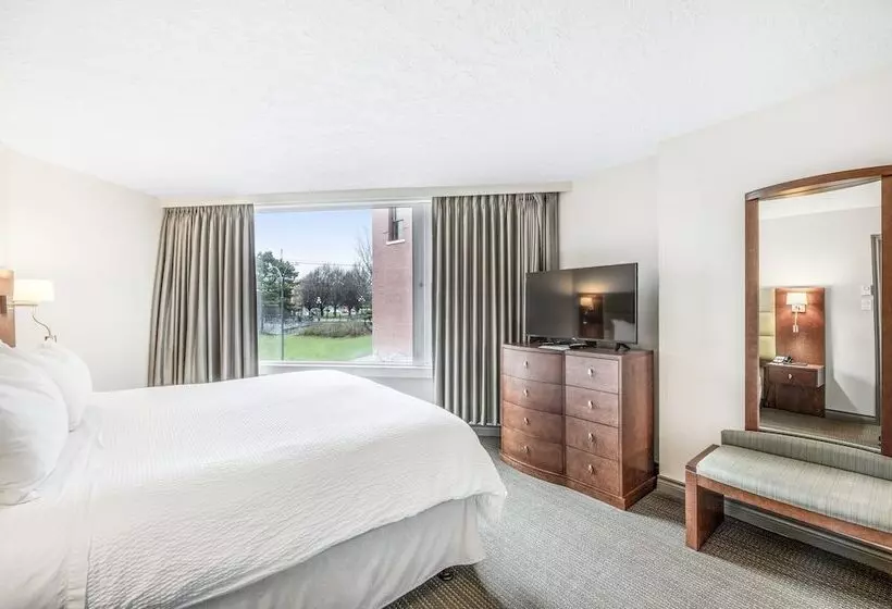 سوئیت با چشم‌انداز, Victoria Regent Waterfront Hotel & Suites