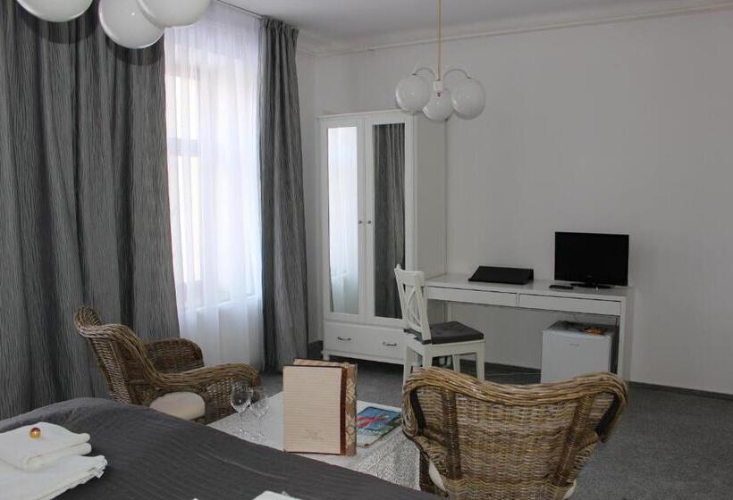 اتاق استاندارد, Amadeus