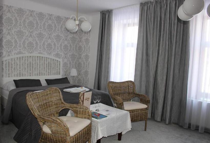 اتاق استاندارد, Amadeus