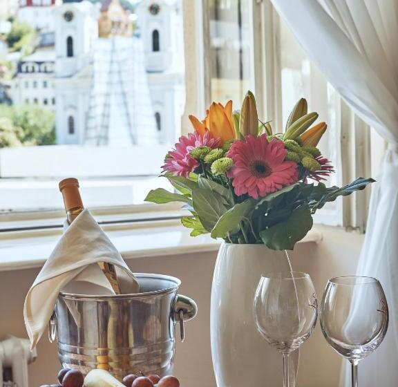 غرفة قياسية مطلة على المدينة, Romance