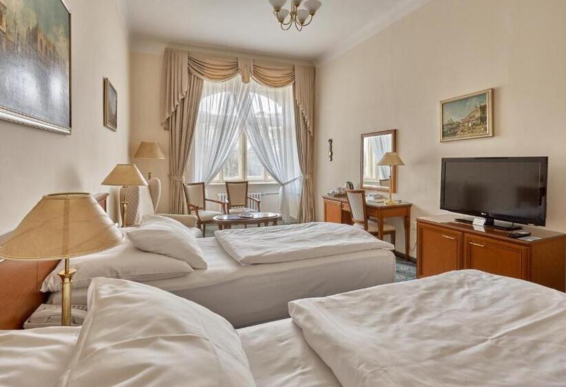 غرفة قياسية مطلة على المدينة, Romance