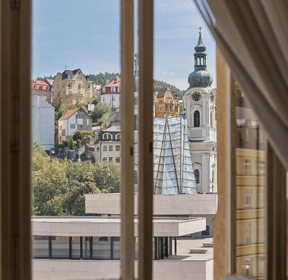 غرفة قياسية مطلة على المدينة, Romance