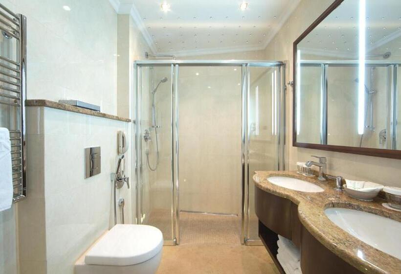 شقة عائلية, Romance