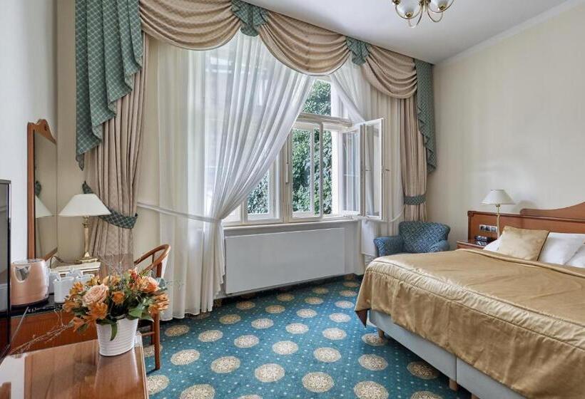 شقة عائلية, Romance