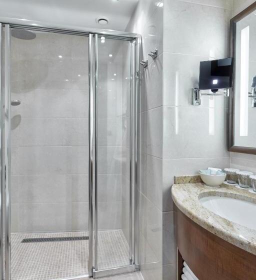 شقة عائلية, Romance