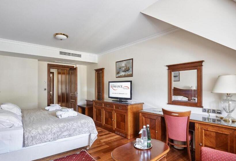 جناح مطل على المدينة, Romance