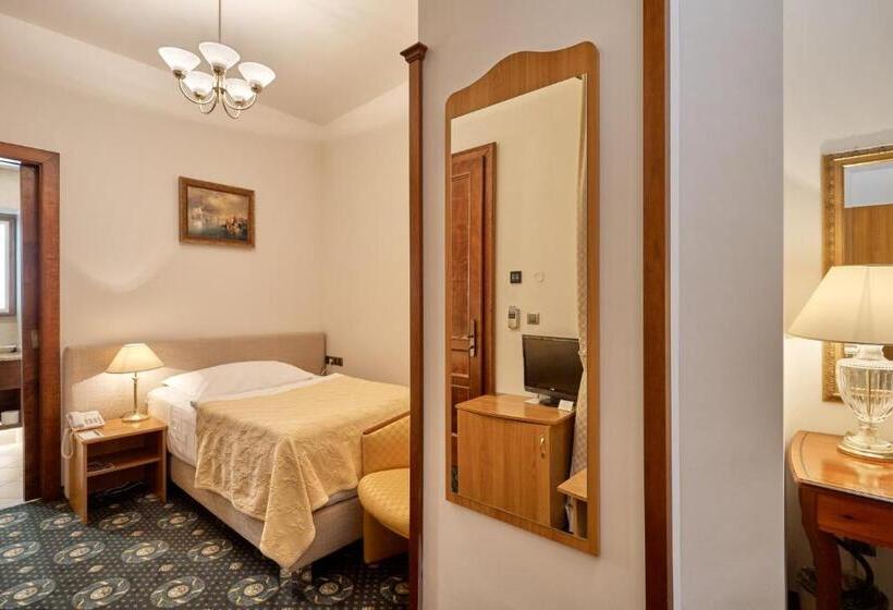 غرفة إقتصادية فردية, Romance