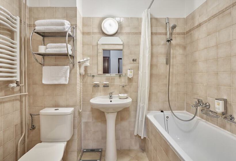 غرفة قياسية مطلة على المدينة, Romance