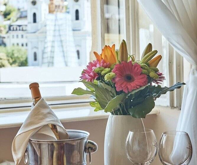 غرفة قياسية مطلة على المدينة, Romance