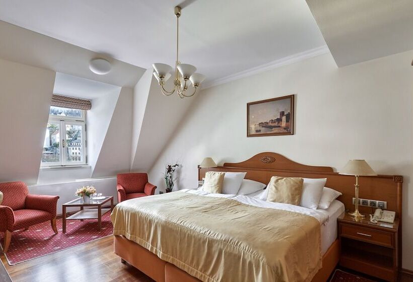 غرفة قياسية مطلة على المدينة, Romance