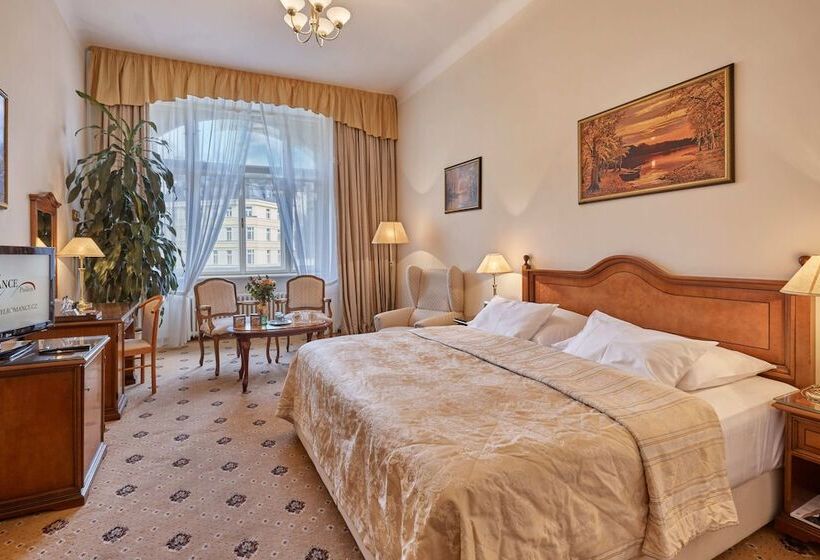 غرفة قياسية مطلة على المدينة, Romance