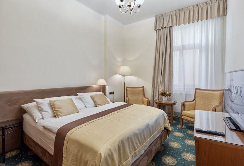 شقة عائلية, Romance