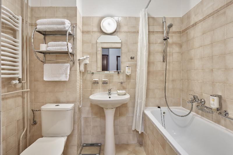 غرفة قياسية مطلة على المدينة, Romance