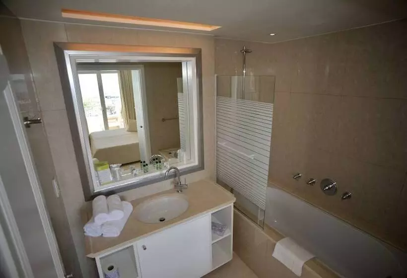 اتاق سوپریور با چشم‌انداز دریا, Auberge De La Calanque