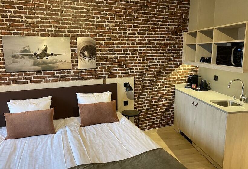 غرفة عائلية, Skyline Airport