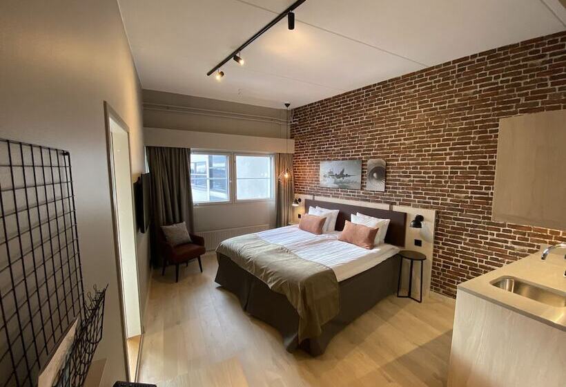 غرفة عائلية, Skyline Airport