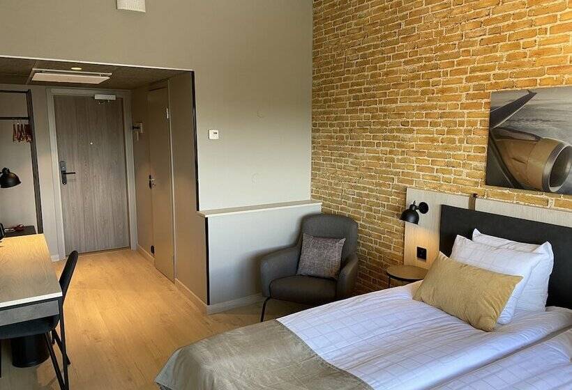 غرفة قياسية, Skyline Airport