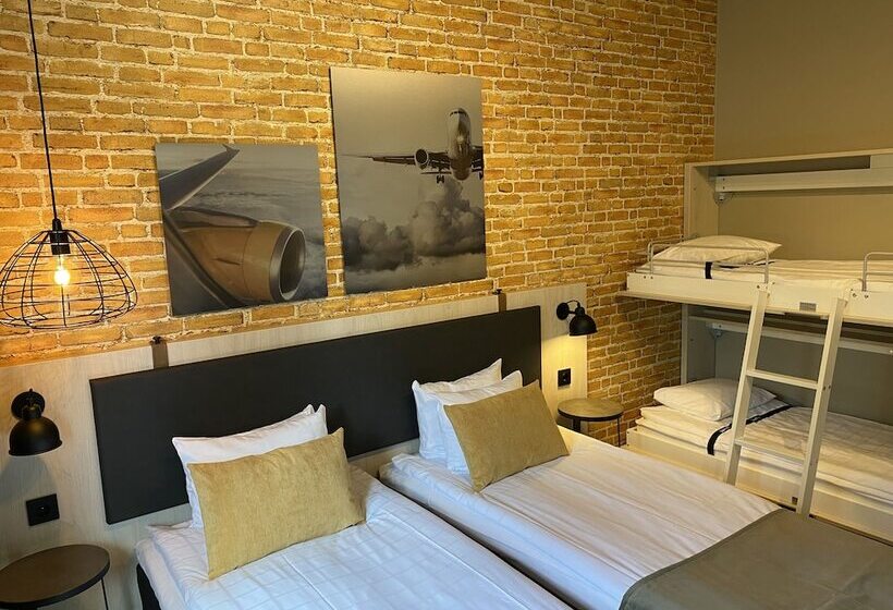 غرفة إقتصادية عائلية, Skyline Airport