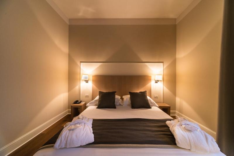 اتاق استاندارد سه نفره, Brit Hotel Aux Sacres Reims Centre